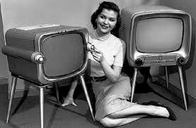 az 50 -es évekbeli hölgy két Tv készülék között ül